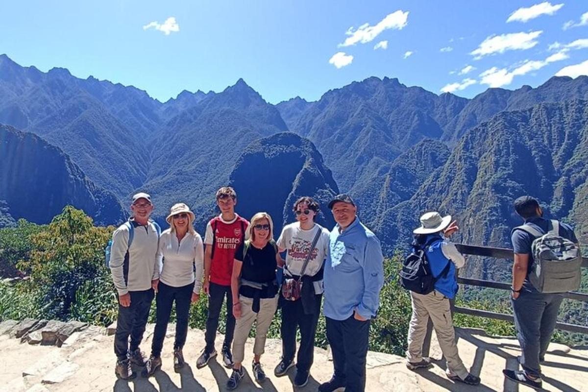 un gruppo di persone in piedi sulla cima di una montagna