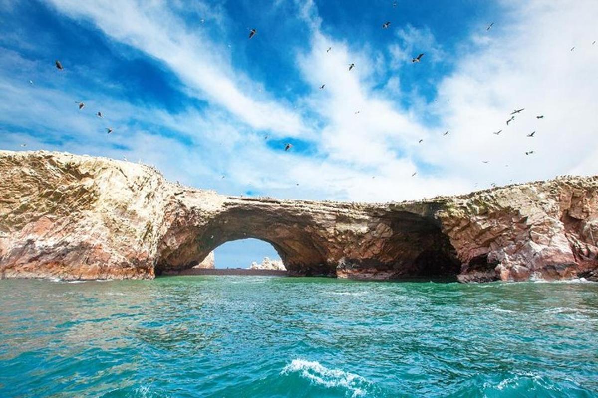 un arc en una formació rocosa a l'aigua