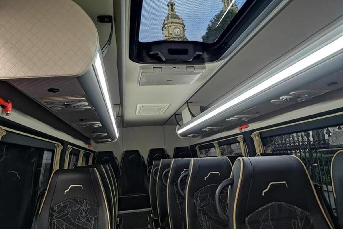 un autobus vuoto con vista sulla torre dell'orologio