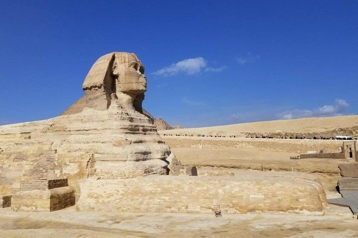 una statua di una testa nel deserto