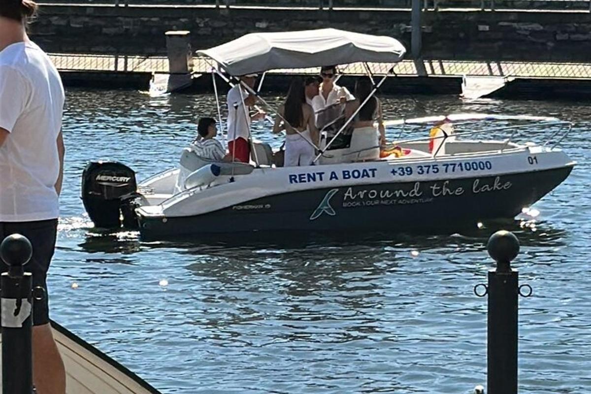 en gruppe mennesker i en båt på vannet