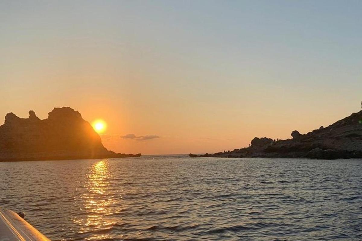 ein Sonnenuntergang von einem Boot im Wasser