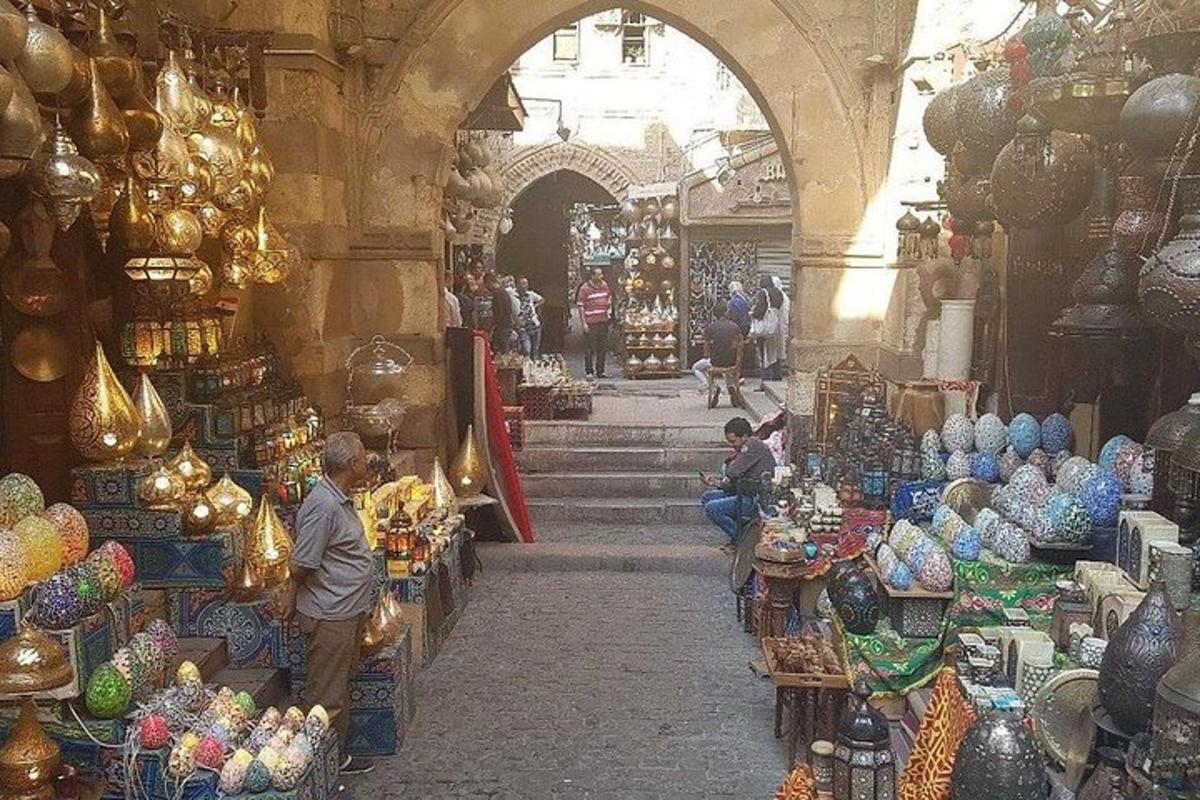 un mercato con persone sedute nel corridoio di un negozio