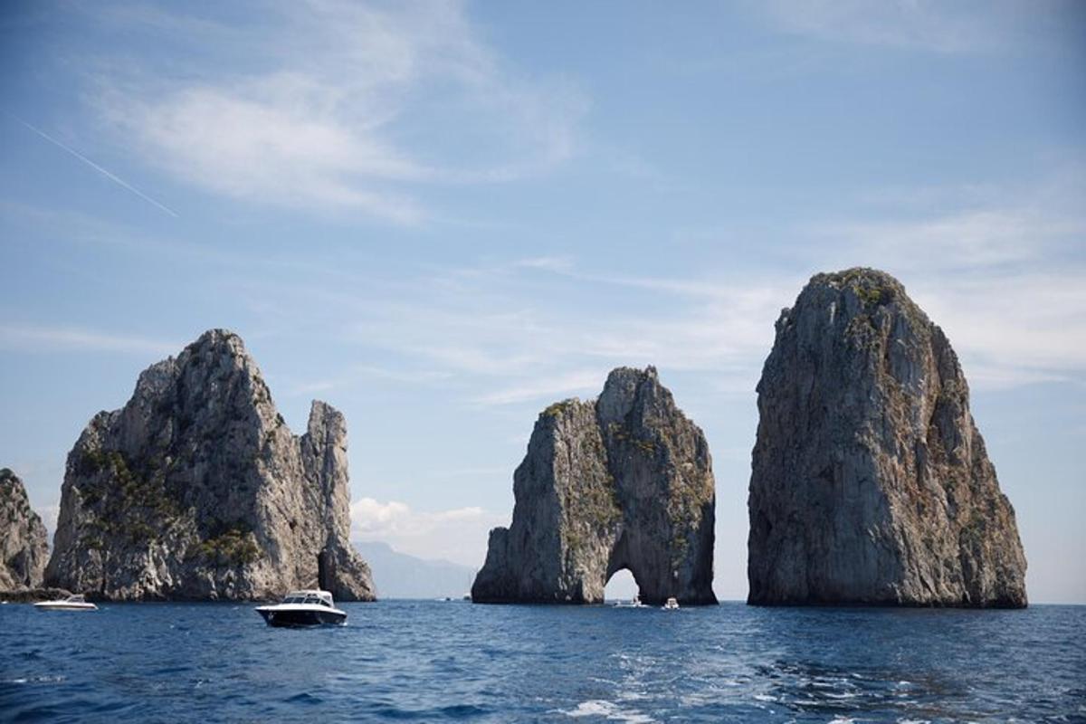 una barca a l'aigua prop d'unes grans roques