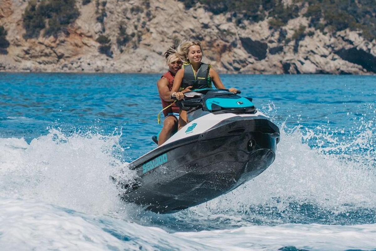 dues persones muntant una moto aquàtica a l'aigua