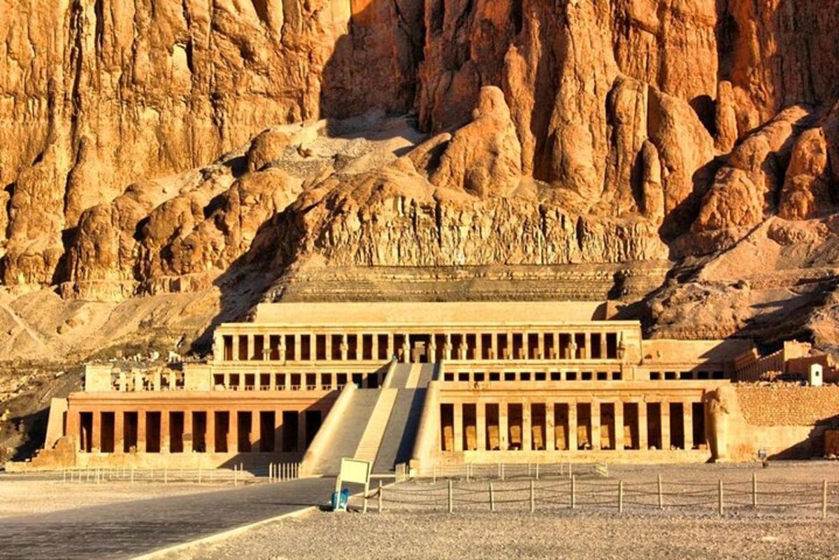 un edifici davant d'una muntanya rocosa