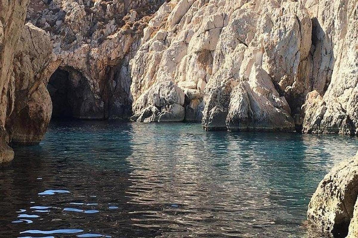 vodní plocha vedle skalnatého útesu