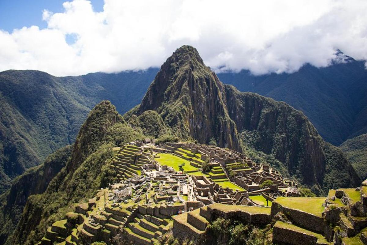 pohled na ruiny Machu Picchu na hoře