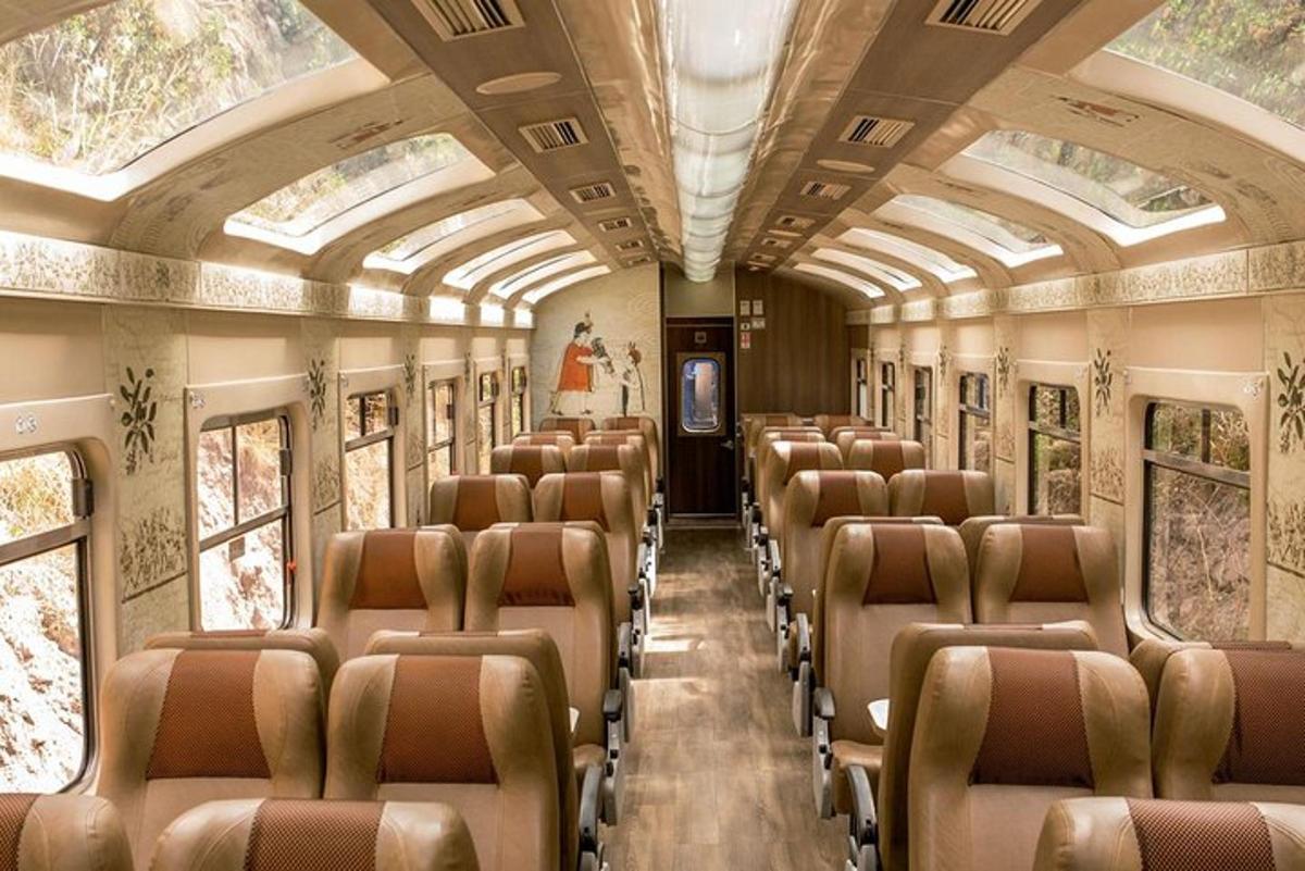 ein leerer Zugwaggon mit leeren Sitzen und Fenstern