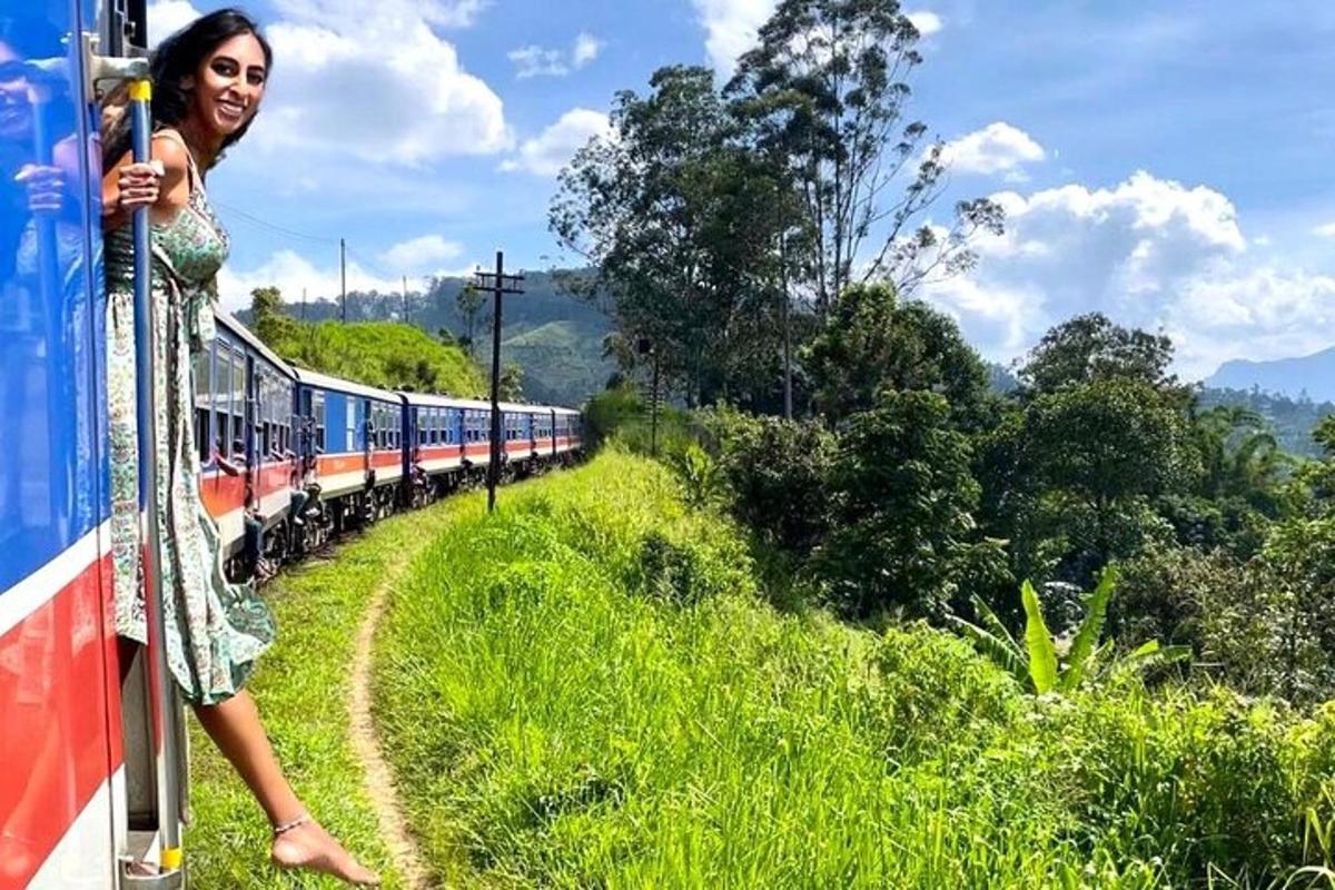 una donna che guarda fuori dal finestrino di un treno