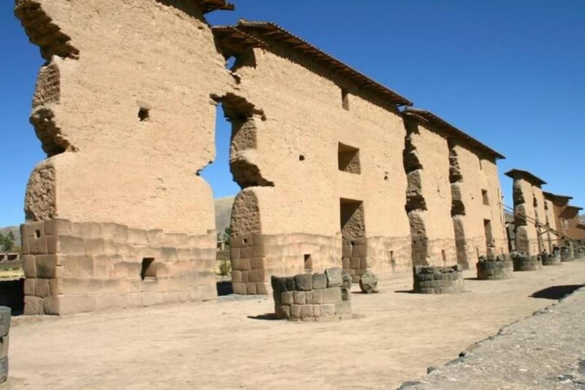 a large building with columns in the middle