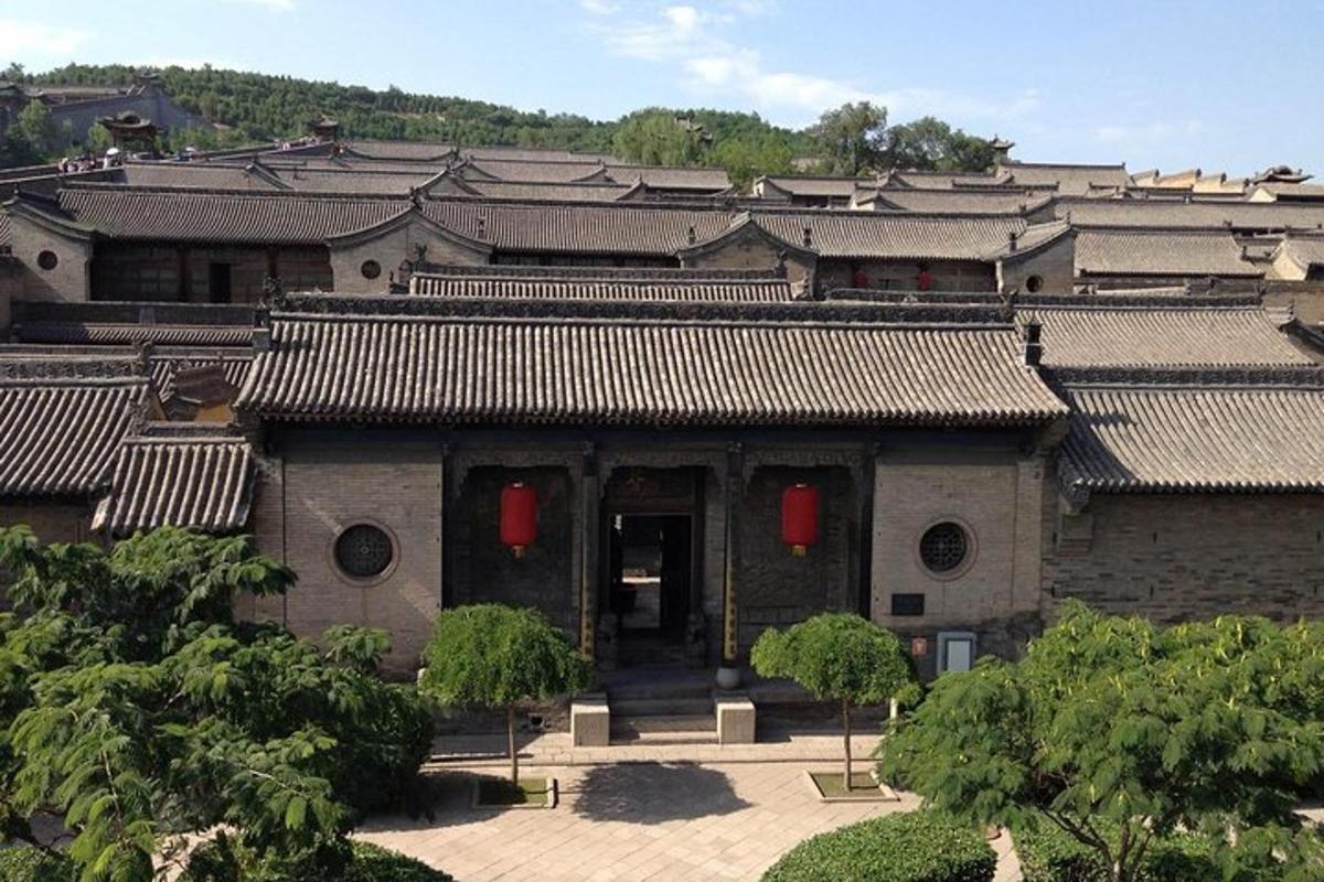 一座有很多屋顶的亚洲建筑