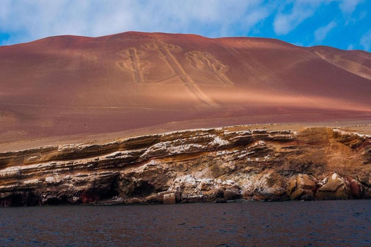 una grande collina con una montagna sullo sfondo