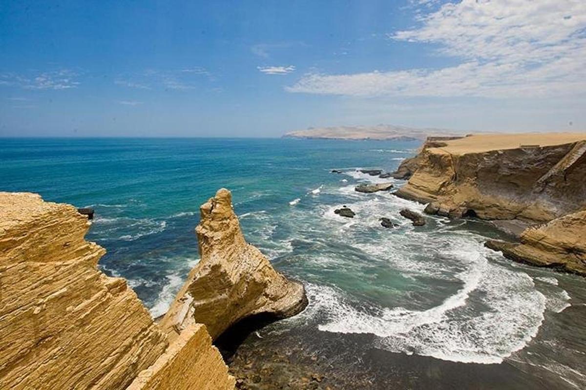 una vista dell'oceano da una scogliera