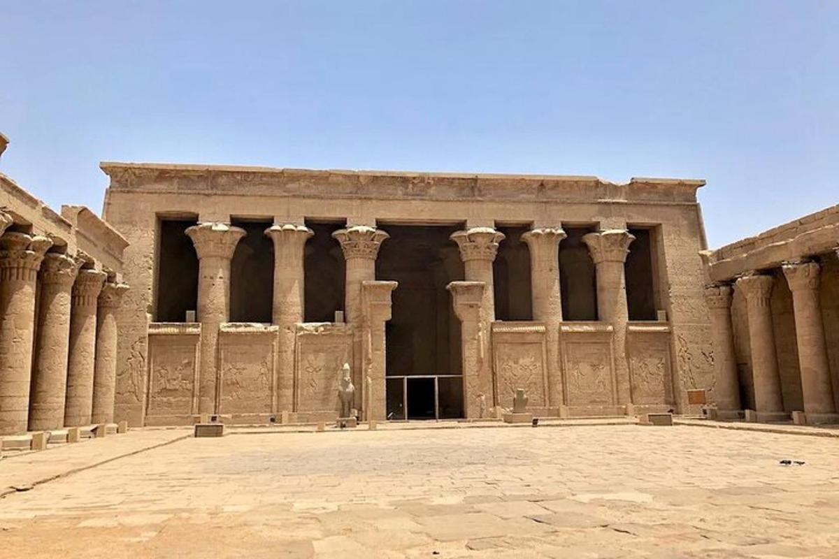 un gran edifici amb columnes en un pati