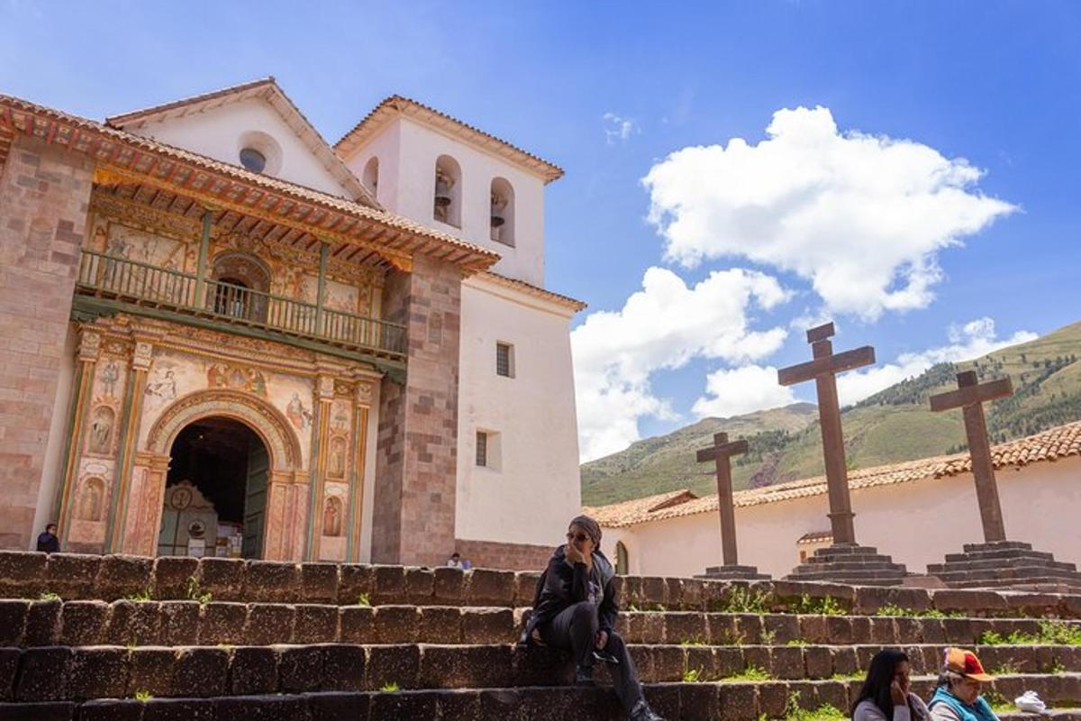 une femme assise sur les marches devant une église