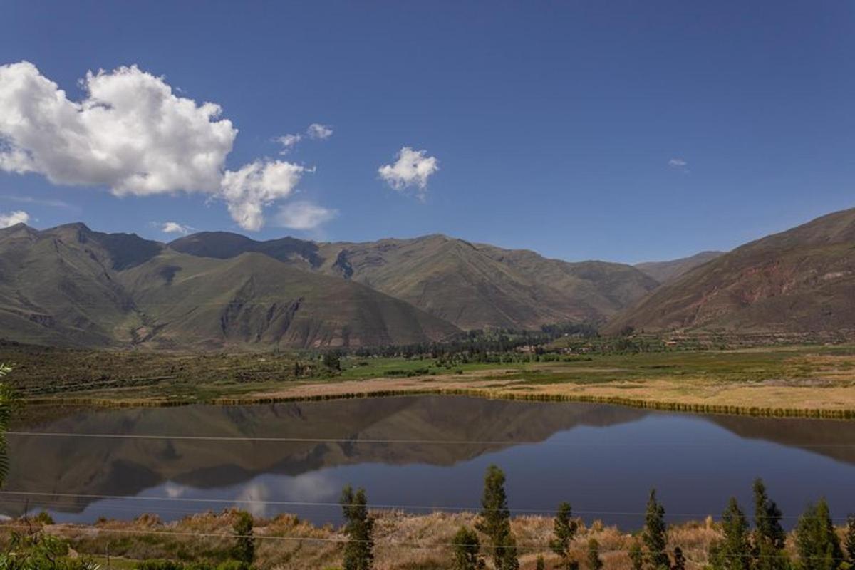 pohled na jezero s horami v pozadí