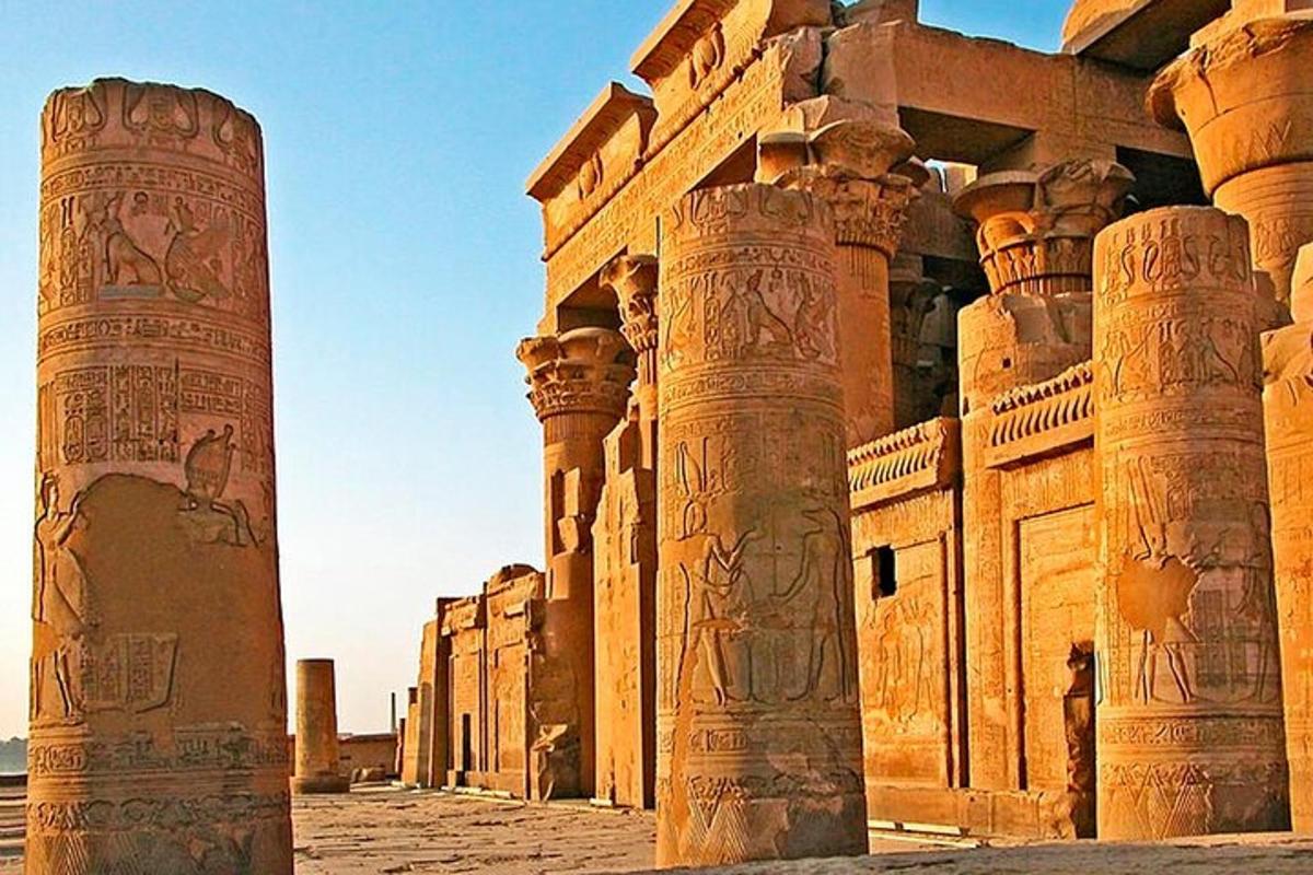 un antico edificio con colonne e dipinti su di esso