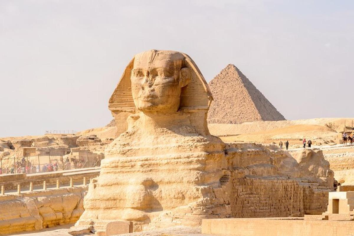 socha sfingy před pyramidami