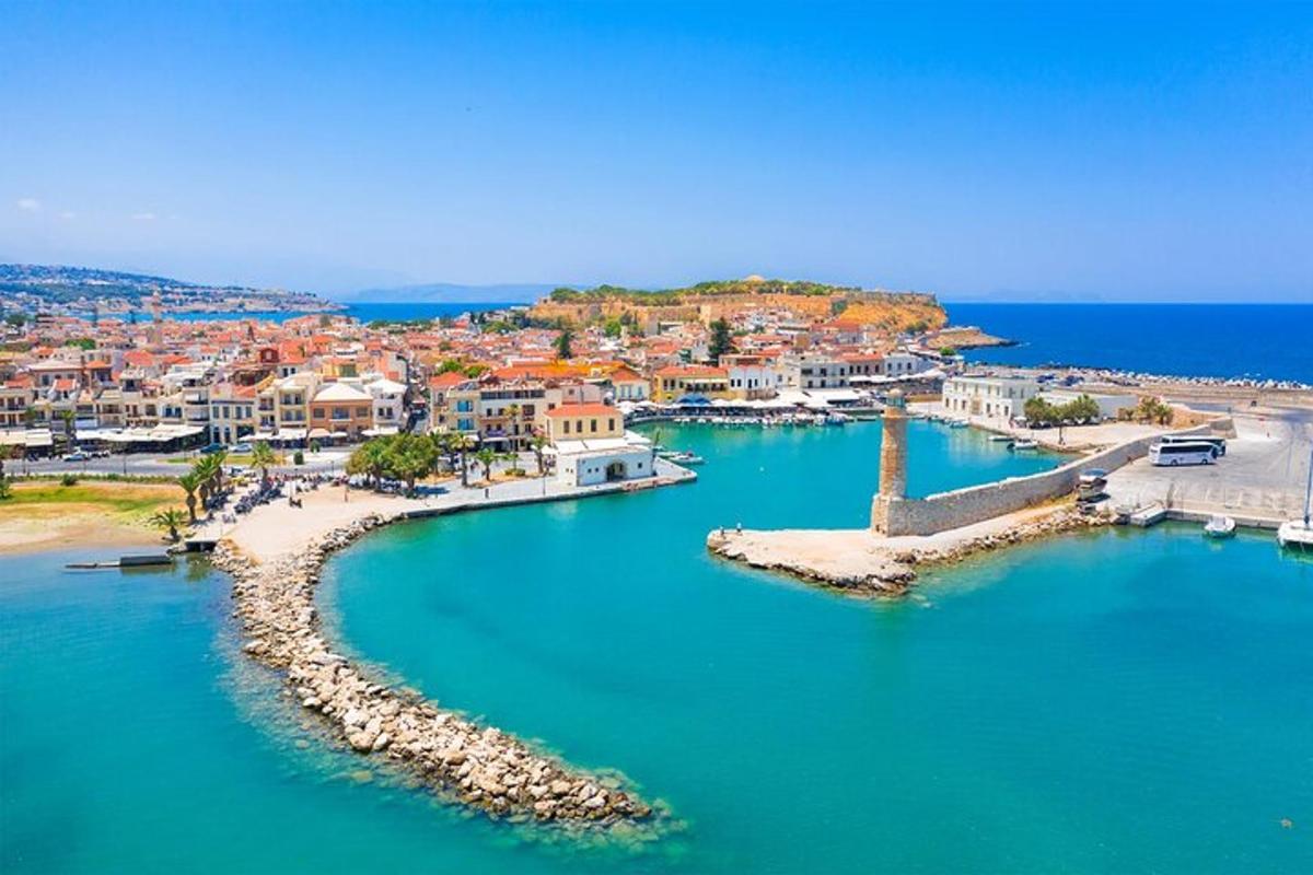 una vista aèria d'un port amb una ciutat