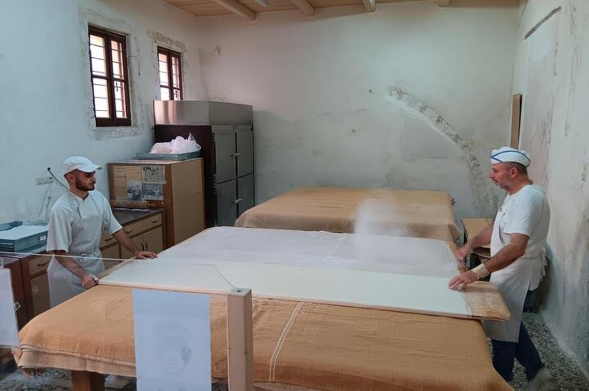 dos homes en una habitació treballant en una taula
