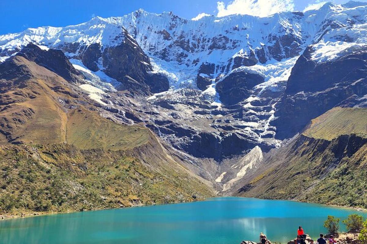 una vista di una catena montuosa con un lago blu