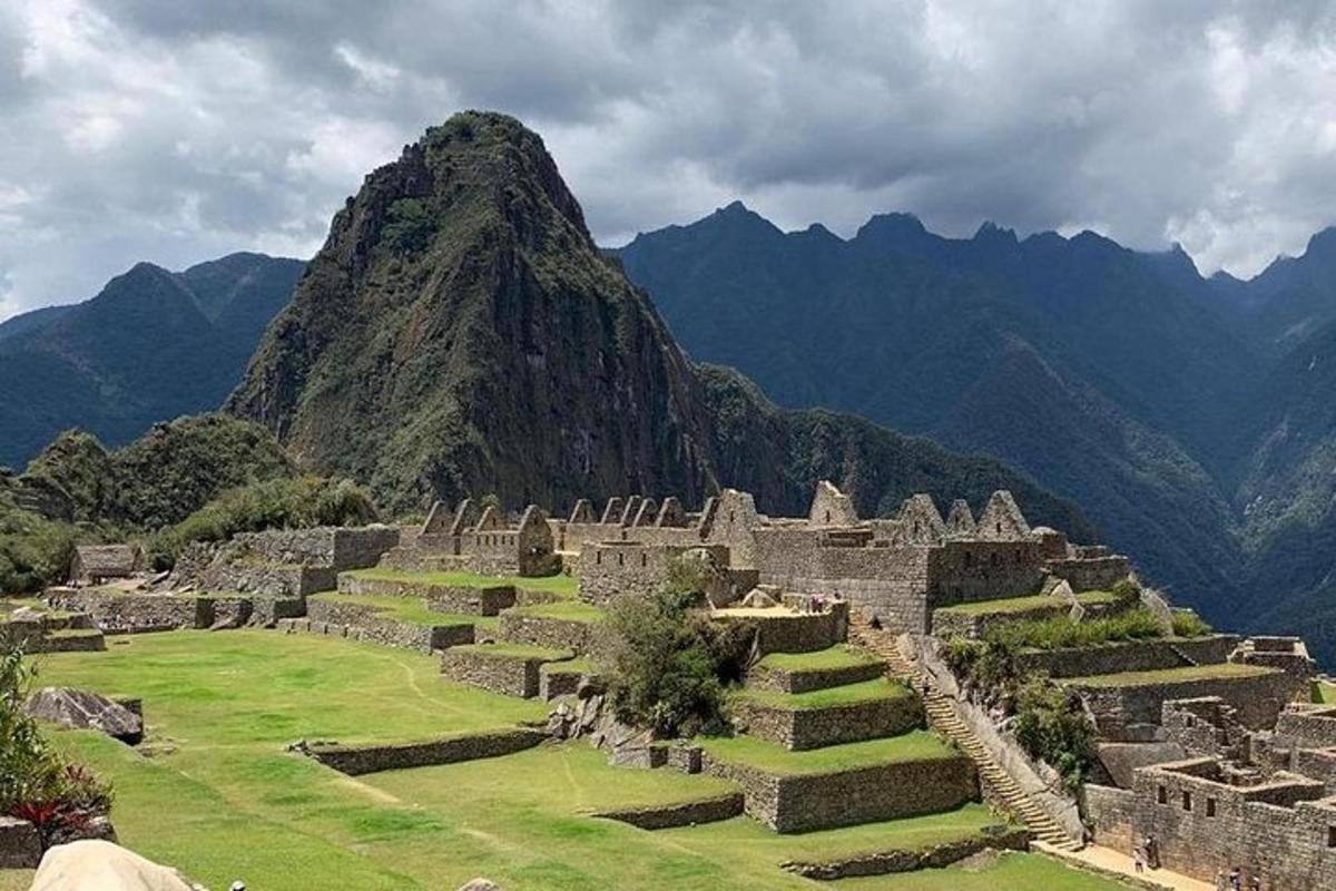 Unas ruinas antiguas con una montaña al fondo