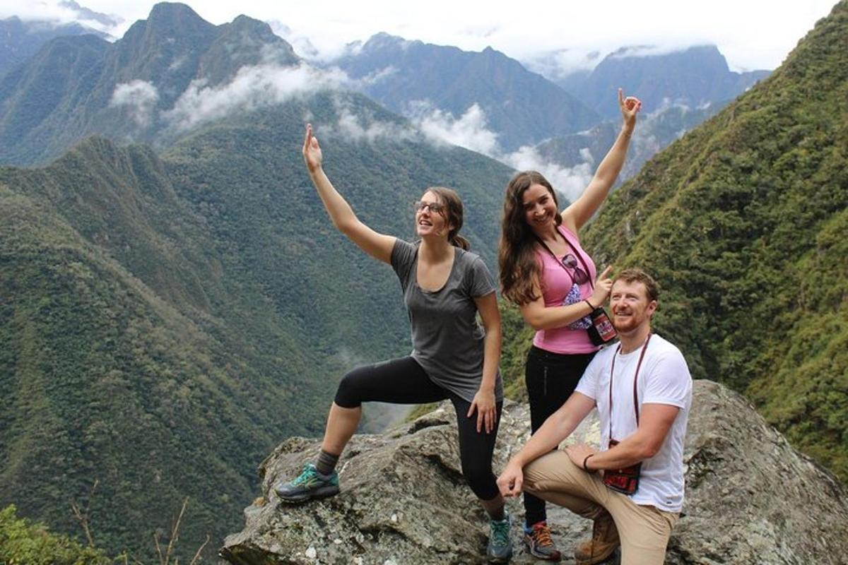 un grup de oameni așezați pe vârful unui munte