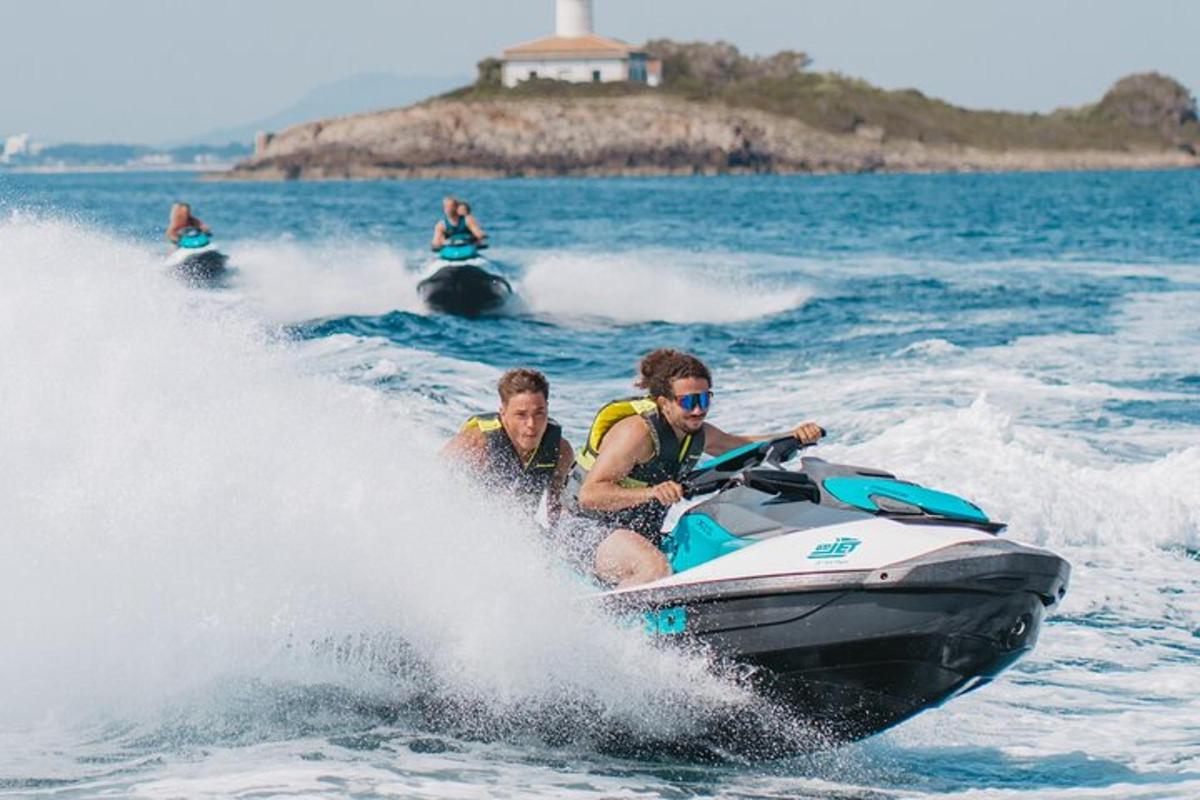 sekumpulan orang yang menaiki jet ski di dalam air