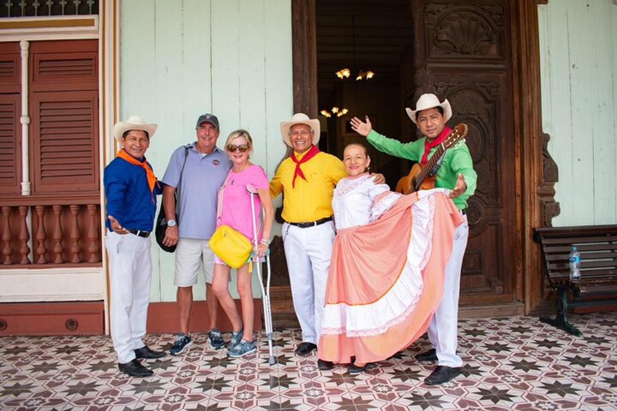 um grupo de pessoas posando para uma foto fantasiadas