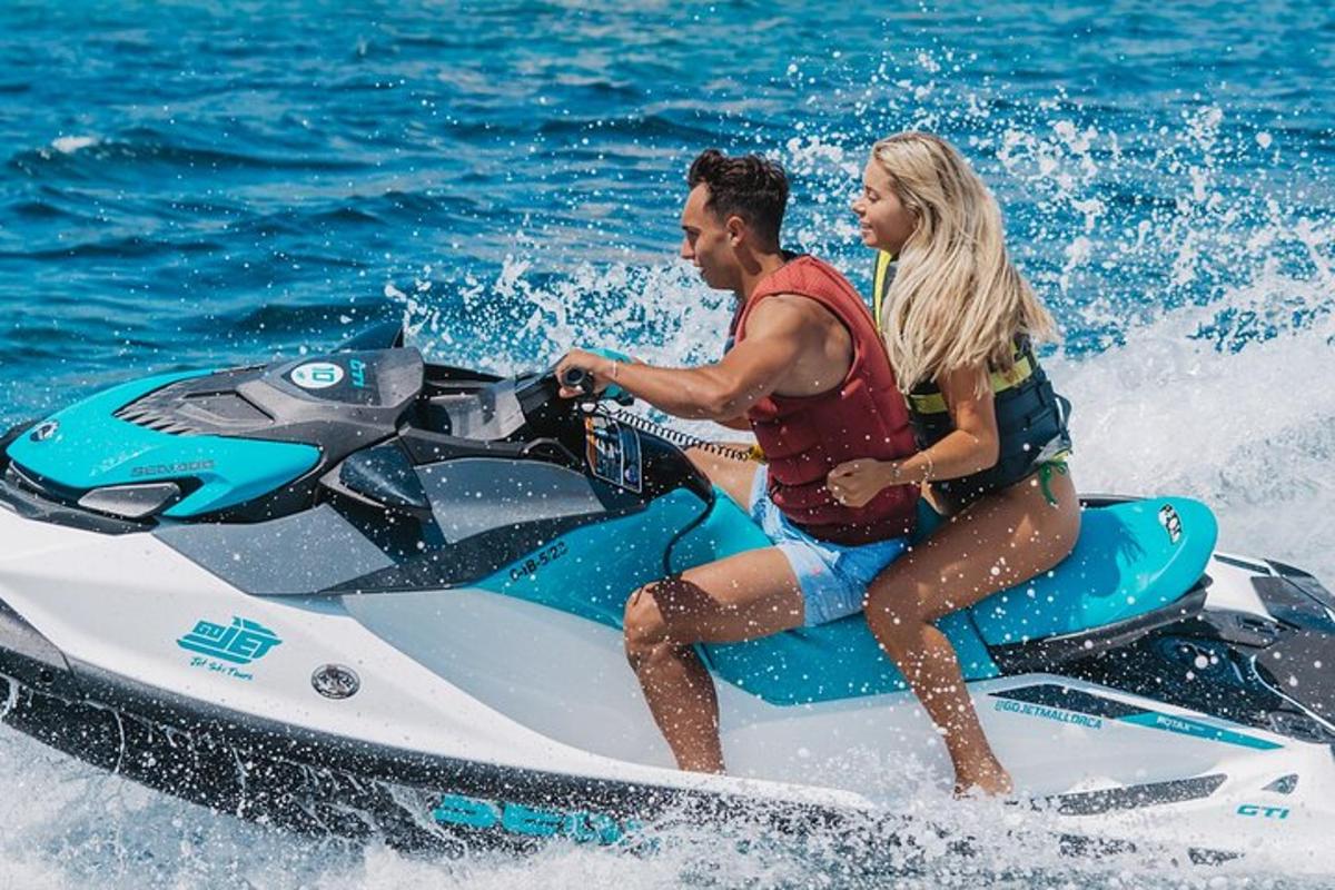 seorang lelaki dan wanita menaiki jet ski di dalam air