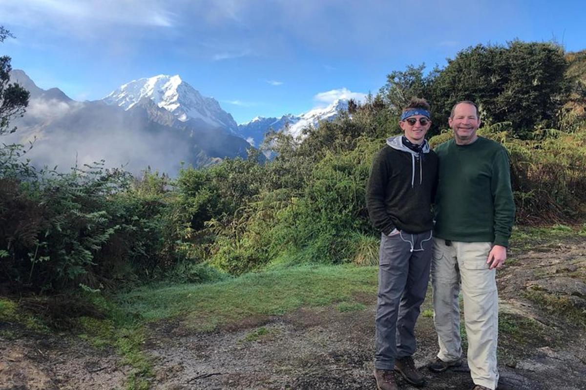 karl og kona standa á fjallstindi