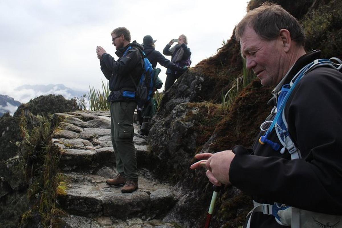 un gruppo di persone in piedi sul fianco di una montagna