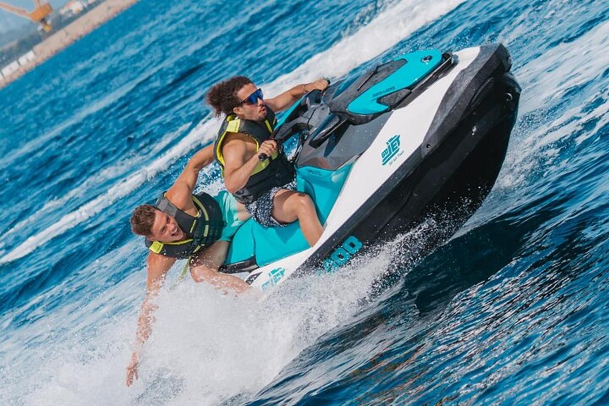 drei Personen fahren auf einem Jetski im Wasser