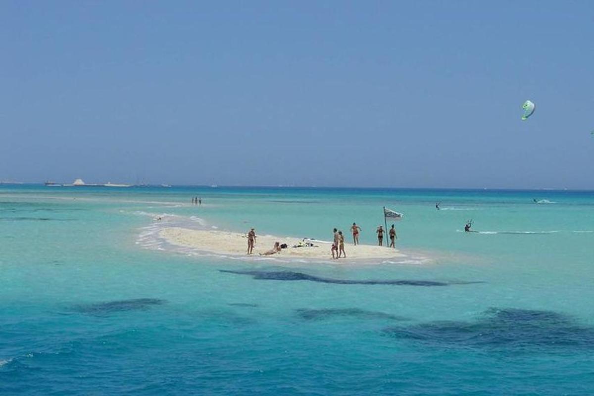 un grupo de personas en una playa en el océano