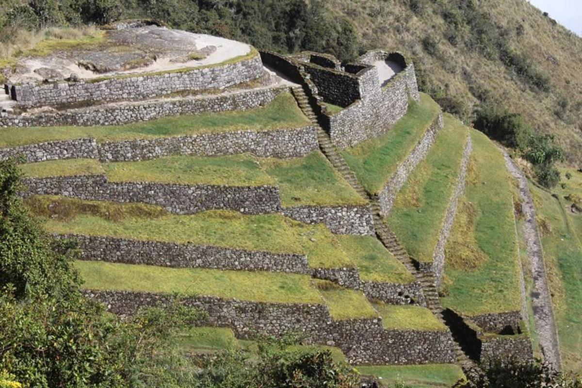 uma vista panorâmica de um antigo edifício de pedra em uma colina