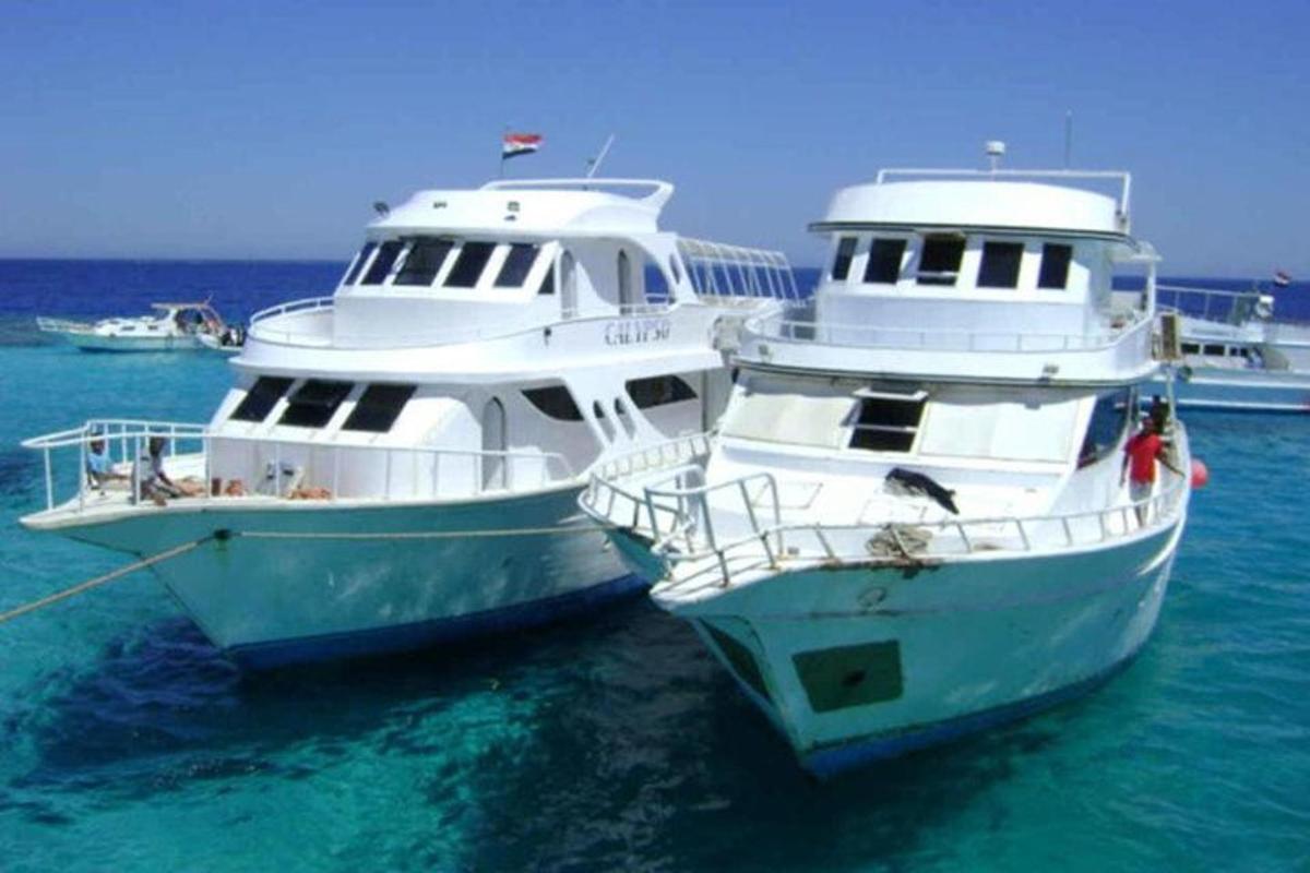 Dos barcos están atracados en el agua