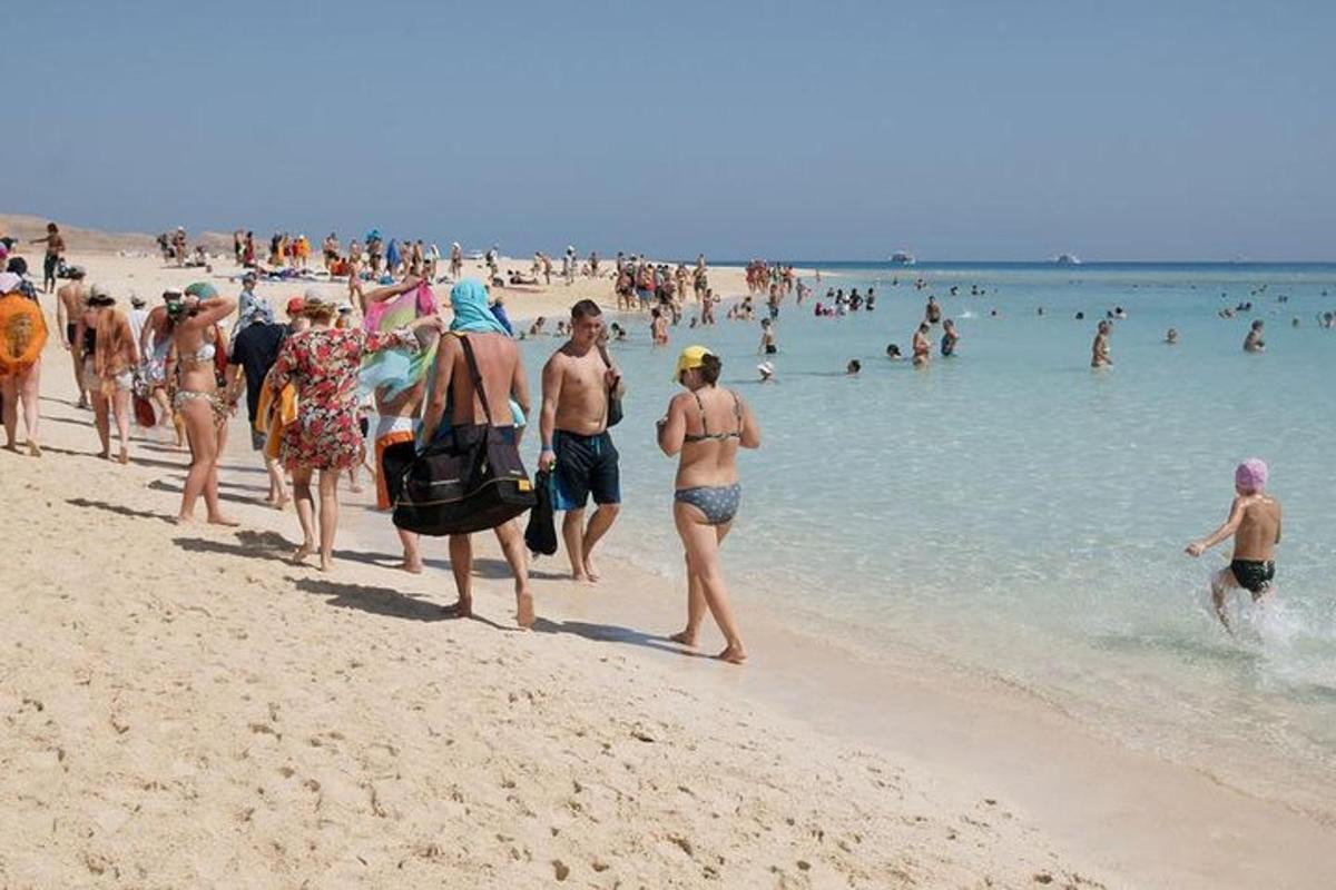 กลุ่มคนกำลังเดินเล่นอยู่บนชายหาด