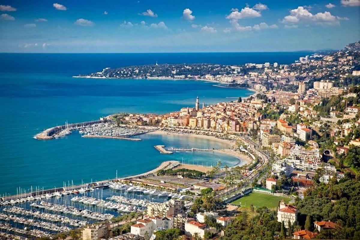 una vista aerea di una città con un porto