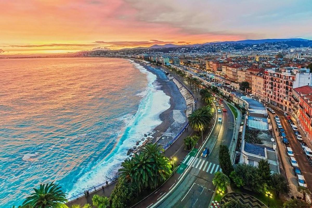 una vista aerea di una spiaggia e dell'oceano