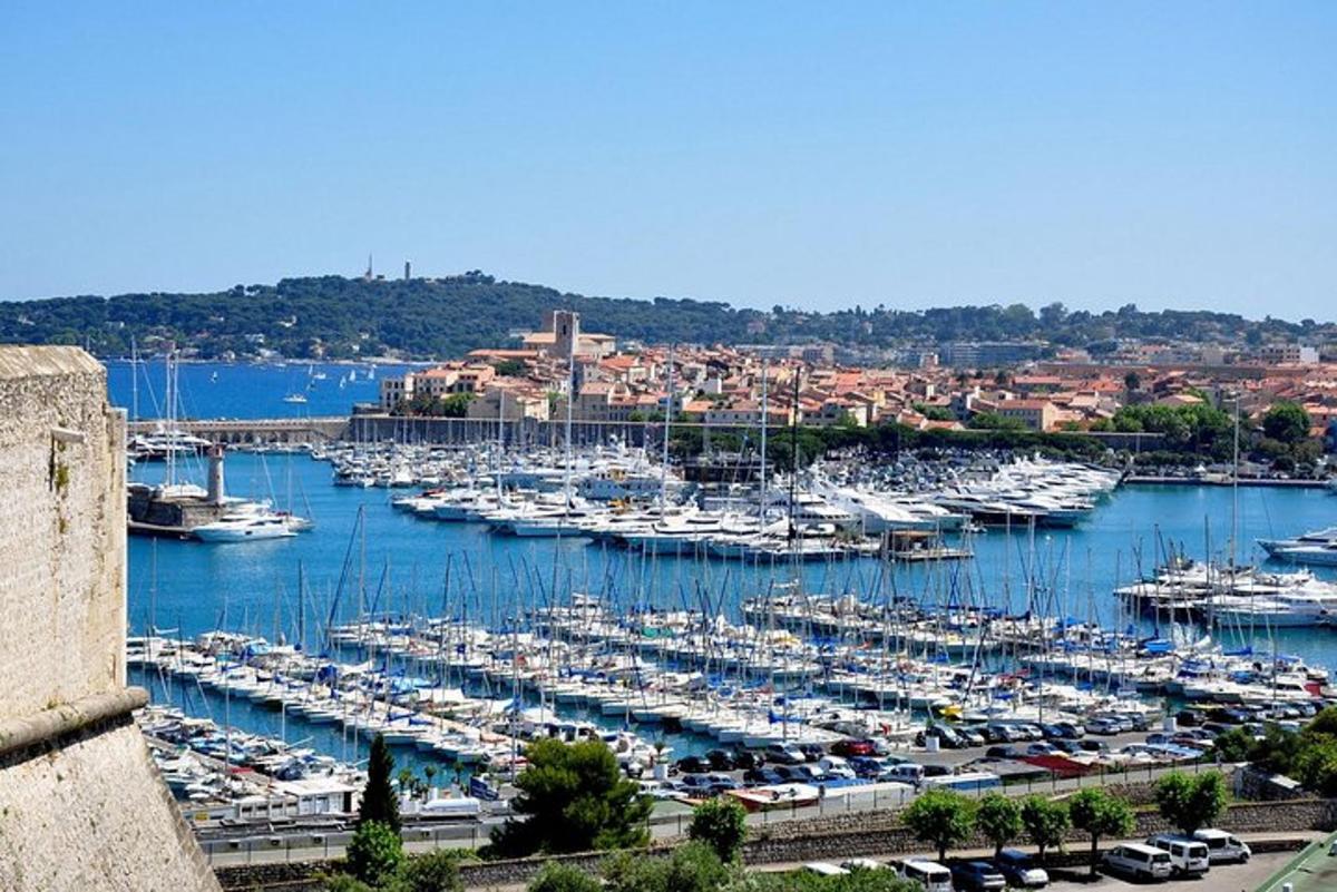 un porto pieno di barche in acqua