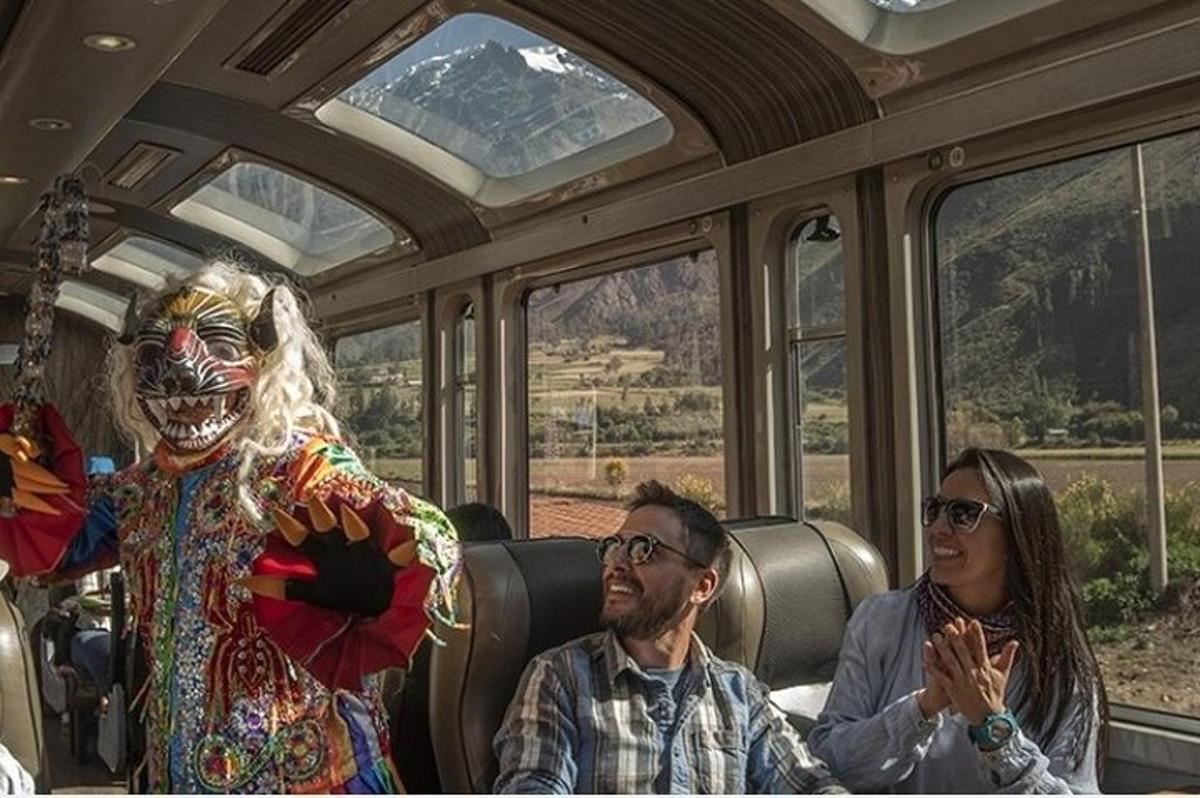 un grup de persones que viatgen en un tren amb un pallasso