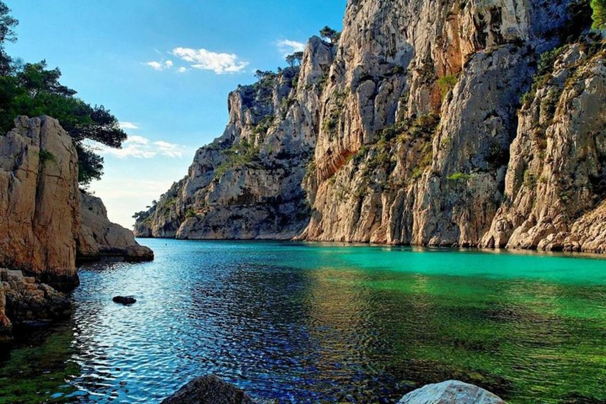 ένα μεγάλο υδάτινο σώμα ανάμεσα σε δύο βραχώδεις βράχους
