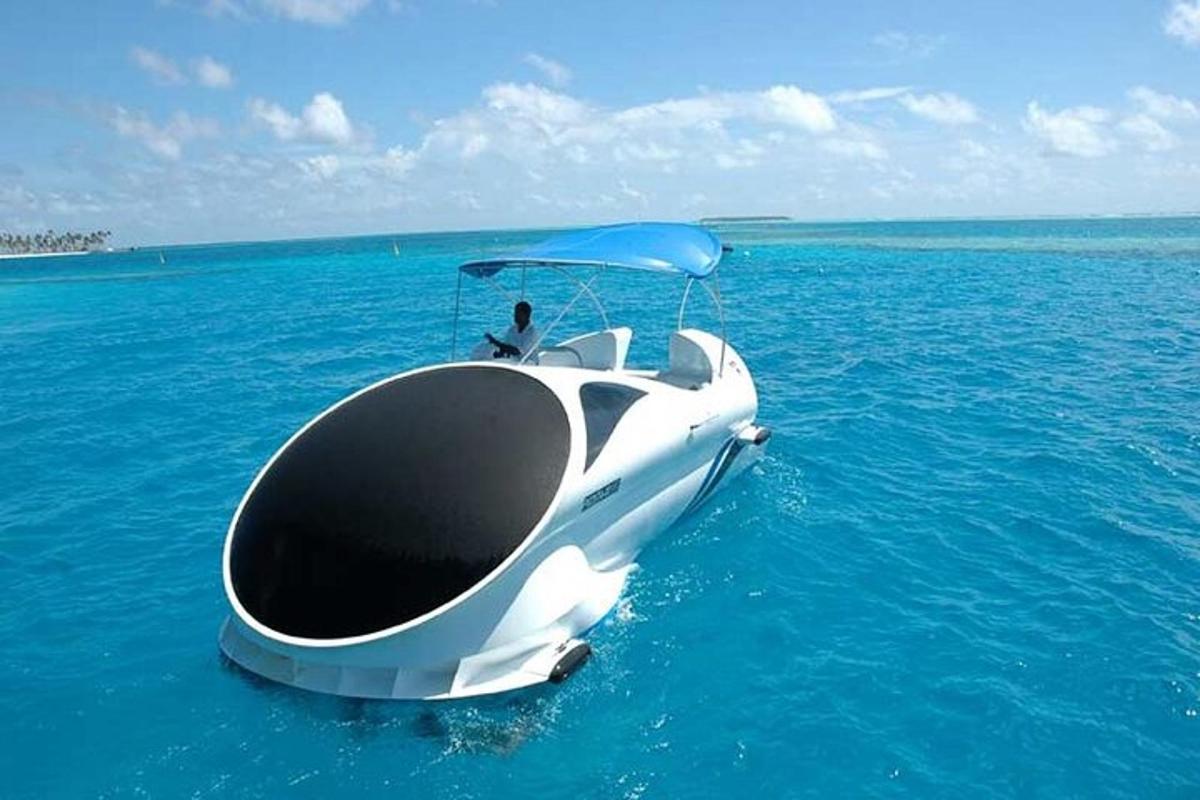 um barco branco no meio do oceano