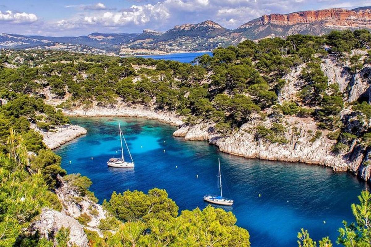 Δύο βάρκες σε ένα ποτάμι με μπλε νερό