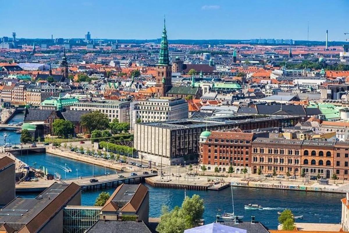 Blick auf eine Stadt mit einem Fluss und Gebäuden
