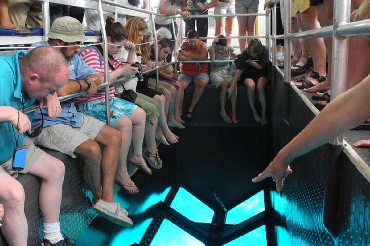 un gruppo di persone sedute su un autobus