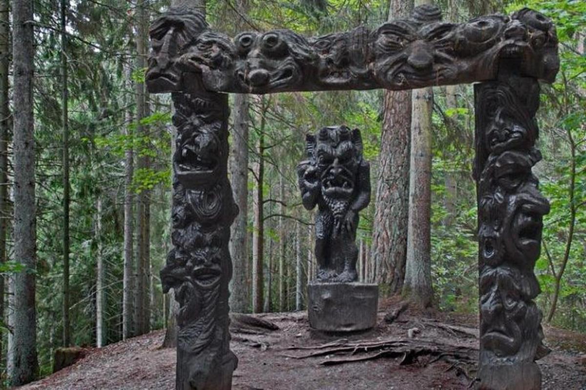 una cruz de madera en medio de un bosque