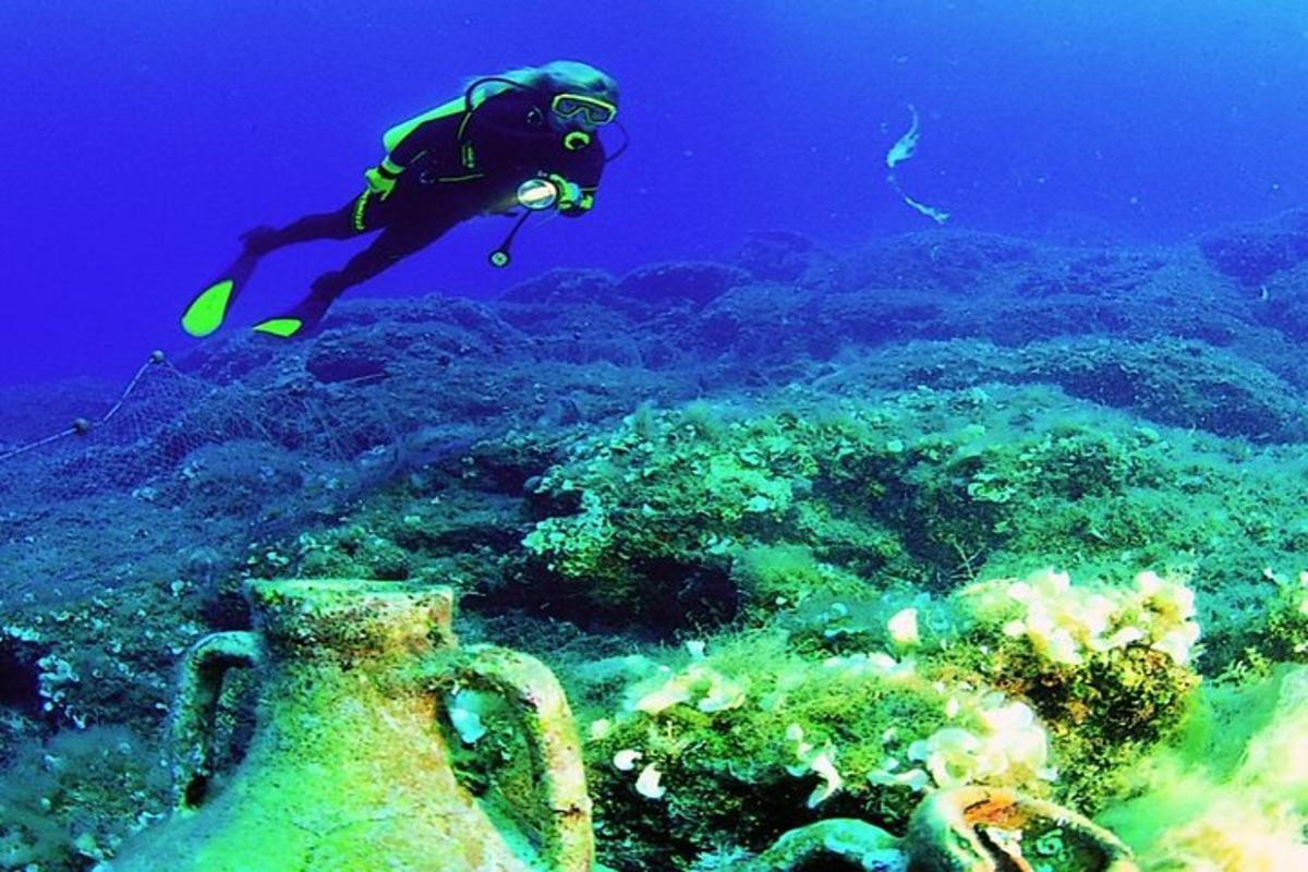 una persona nell'oceano che nuota sopra una barriera corallina