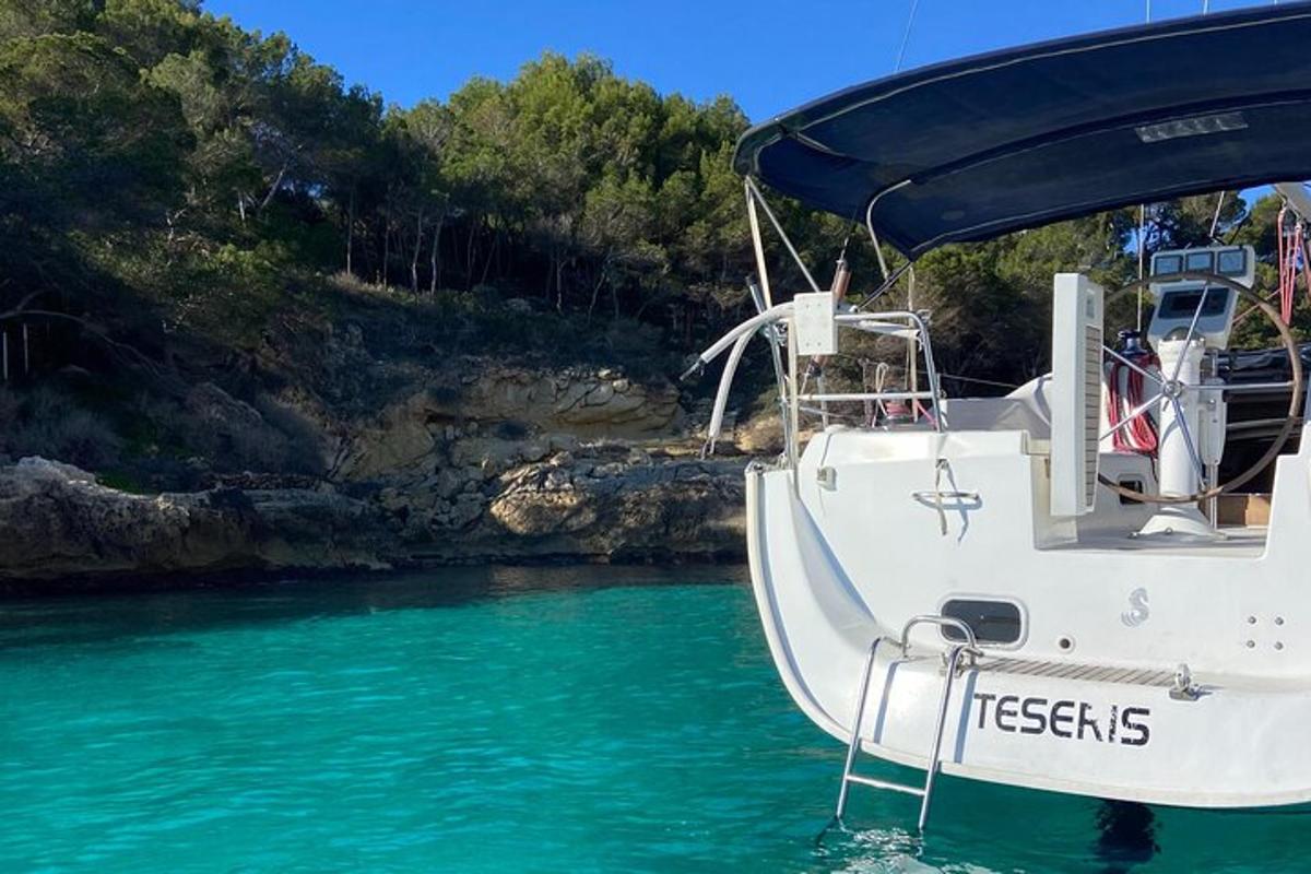 una barca è attraccata in uno specchio d'acqua